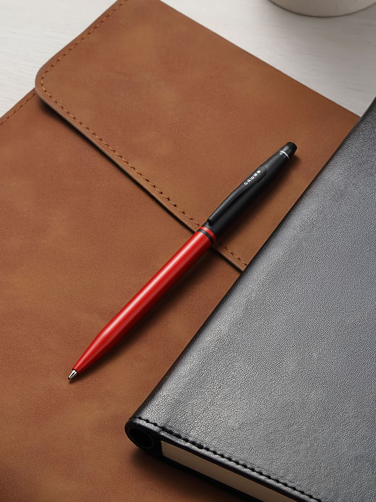 Bolígrafo Cross Click Tuxedo con cuerpo Rojo Mate y capuchón Negro Mate