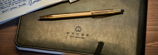 escribir un diario con instrumentos de escritura Cross y un cuaderno Cross